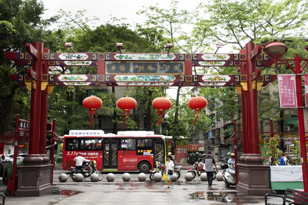 Los chinos y los viajeros extranjeros visitan y caminan —  Fotos de Stock