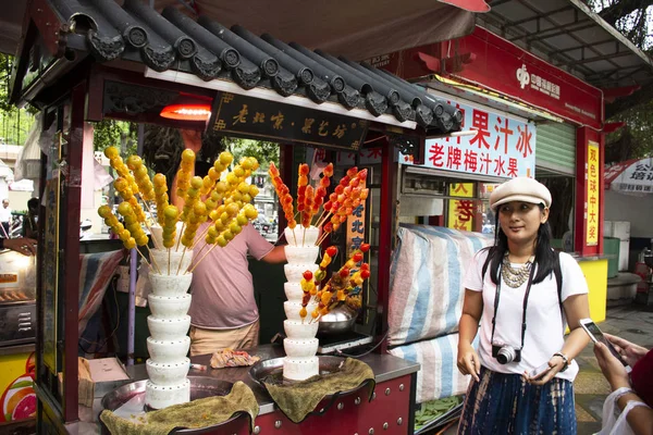 Los viajeros chinos y extranjeros seleccionan y compran postre fr — Foto de Stock