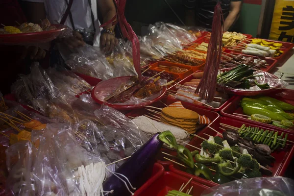 Китайський народ і мандрівник іноземець замовити їжу і їдять м'ясо — стокове фото