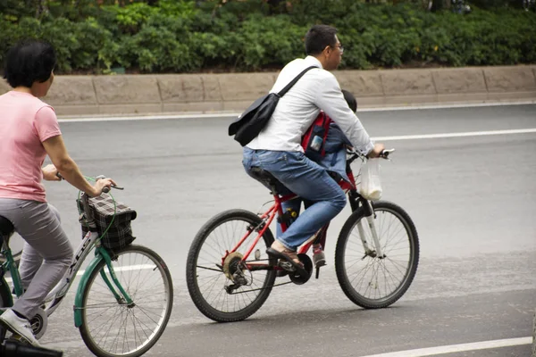 中国人と家族の自転車と自転車の通りで — ストック写真