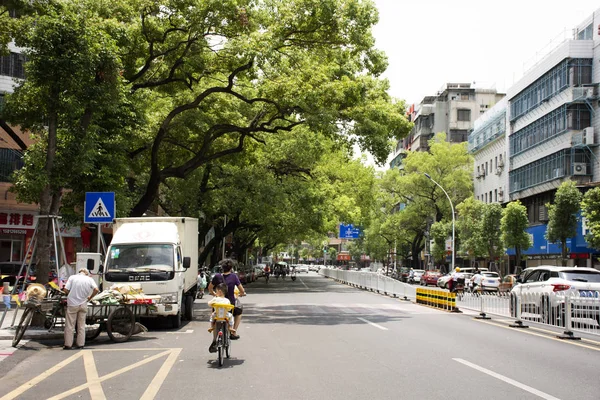 Китайцы водят автомобиль и ездят на мотоцикле и велосипеде wi — стоковое фото