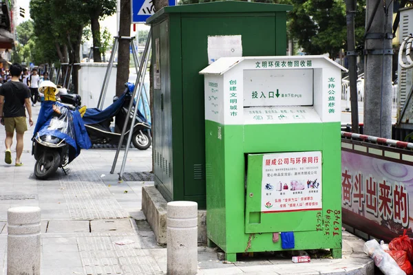 Donar la caja y el gabinete de reciclaje para los chinos caída de bienes y — Foto de Stock