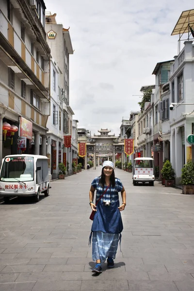Los chinos y los viajeros tailandeses mujeres caminan visita de viaje y ta —  Fotos de Stock