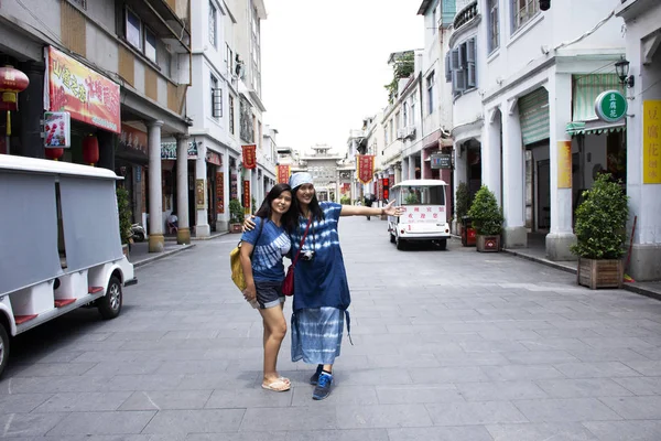 Chinese people and travelers thai women walk travel visit and ta — Stock Photo, Image