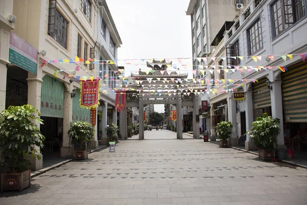 Chinese mensen en buitenlander reizigers reizen en lopen bezoek op — Stockfoto