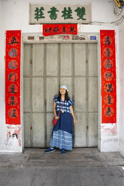 Traveler thai women posing for take photo with retro wooden door — Stock Photo, Image