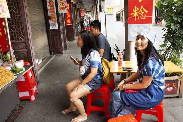 Travelers thai people waiting Chinese people cooking order Fried — Stock Photo, Image