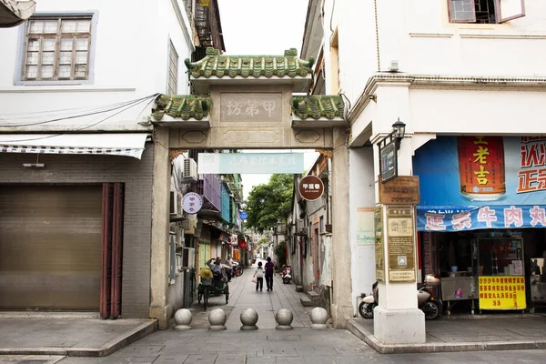 Chińczycy chodzą w małej uliczce przy ulicy Paifang Idź do Ho — Zdjęcie stockowe