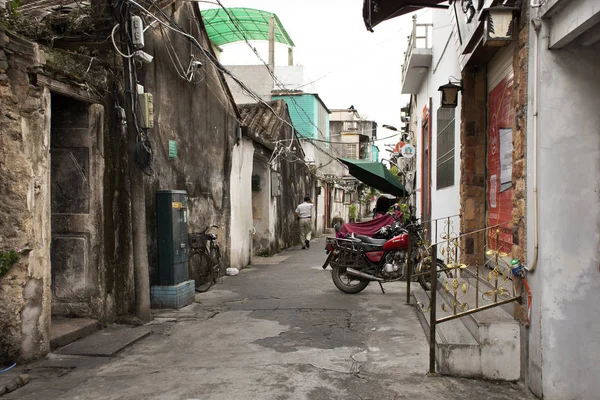 Les Chinois marchant dans une petite ruelle à Paifang Street vont à ho — Photo