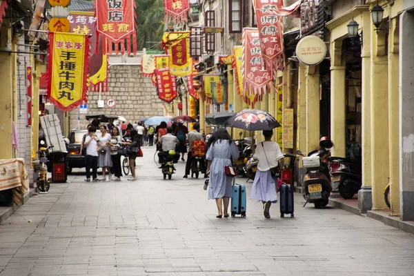 Chińczycy i cudzoziemcy podróżnicy podróży i chodzić odwiedzić na — Zdjęcie stockowe