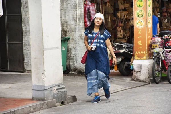 I cinesi e le donne thailandesi viaggiatore viaggiare e camminare visita su — Foto Stock