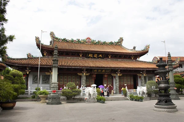 Povo chinês e viajantes foriegner viagem visita e respeito — Fotografia de Stock