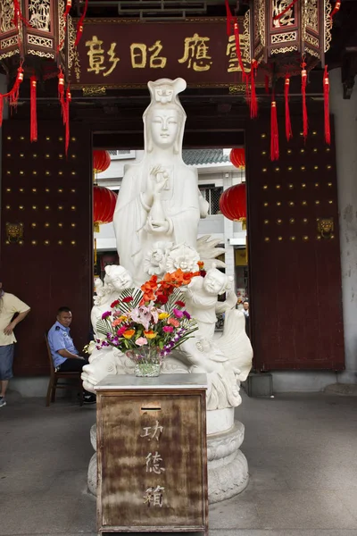 Guanyin oder guan yin bodhisattva Göttin Statue für chinesische Völker — Stockfoto