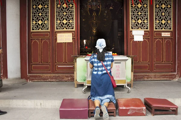 Travelers thai women travel visit and respect praying chinese go — Stock Photo, Image