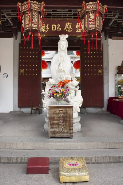 Guanyin or Guan Yin bodhisattva goddess statue for chinese peopl — Stock Photo, Image