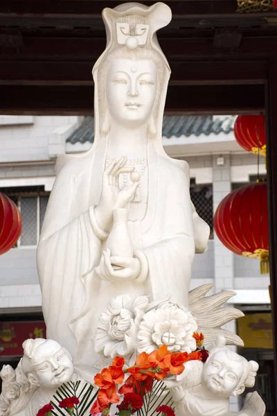 Guanyin lub Guan Yin bodhisattwy bogini pomnik dla chińskich peopl — Zdjęcie stockowe