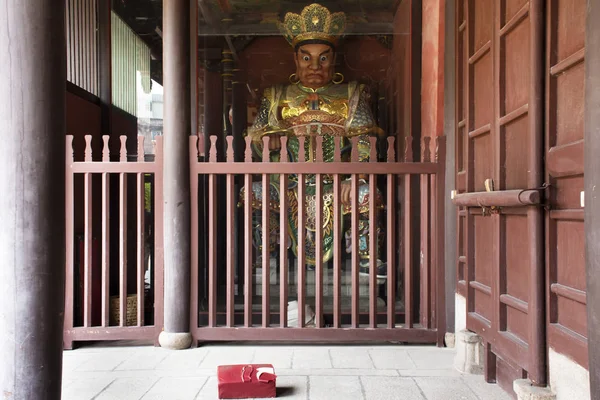 Ange chinois gardien de porte guerrier statue à la porte de Tiantan temp — Photo