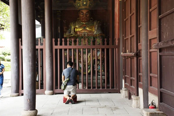 Estatua del guardián de la puerta del guerrero ángel chino rezando — Foto de Stock