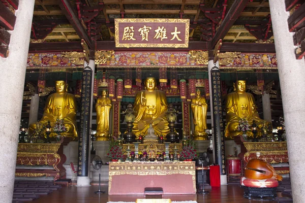 Çin halkı ve gezgin yabancı için Buda ve Tanrı heykeli — Stok fotoğraf