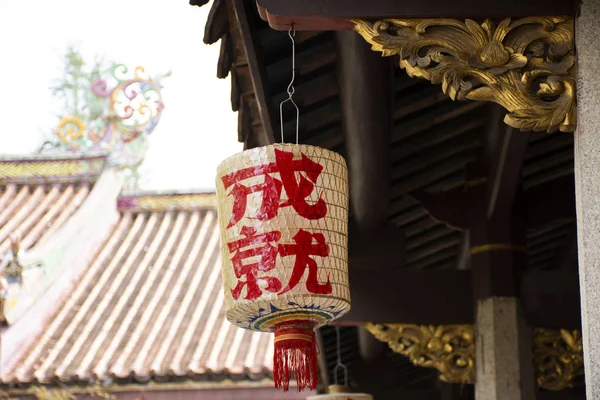 Diseño de decoración y lámpara de estilo chino en la pagoda techo de g — Foto de Stock