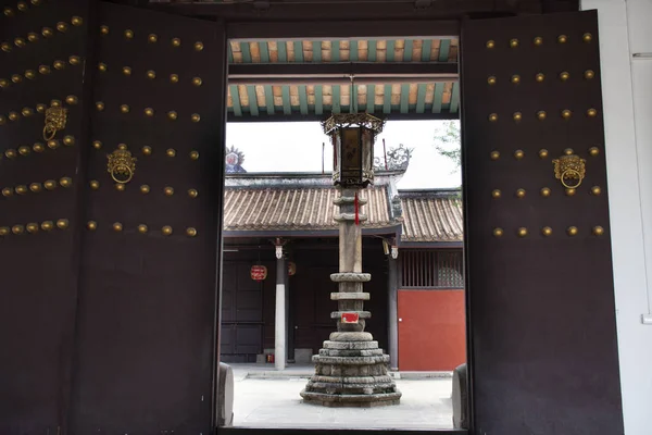 Retro-Holztür und antike klopfen Griffe Tür in Kaiyuan Temp — Stockfoto