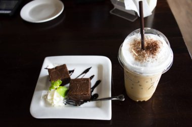 Cappuccino soğuk kahve tatlı tatlı çerez brownie kek ile 