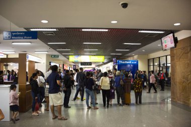 Tay insanlar ve yabancı gezginler kapı ve w uçuş bekliyor