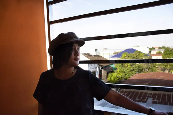 Путешественницы тайские женщины позируют портрет для фотографирования в квартире — стоковое фото