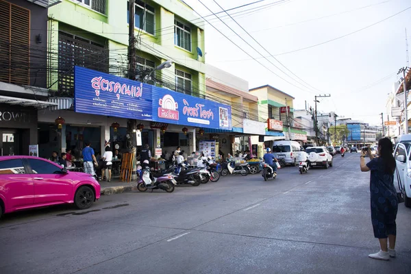 Tailandeses y viajeros extranjeros van a desayunar en lo — Foto de Stock