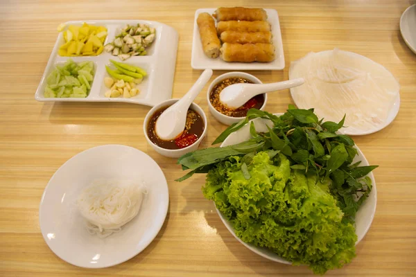 Conjunto de alimentos almôndega vietnamita envolve nam neung ou Nam Neaung thai — Fotografia de Stock