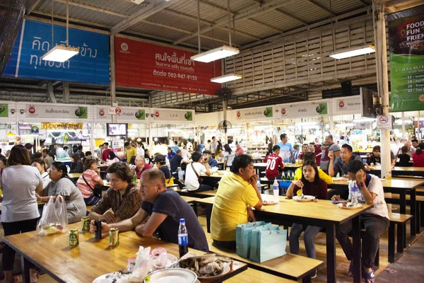 Persone tailandesi e viaggiatori stranieri a piedi cibo di selezione e sittin — Foto Stock