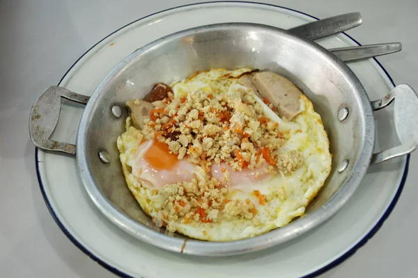 Conjunto de alimentos de desayuno huevo frito con aderezos en resta local — Foto de Stock