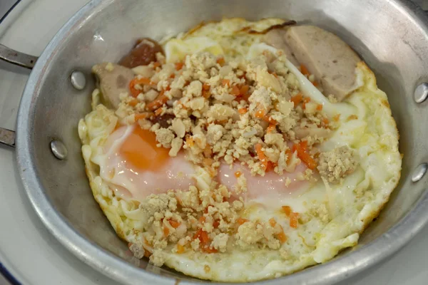 Conjunto de alimentos de desayuno huevo frito con aderezos en resta local —  Fotos de Stock