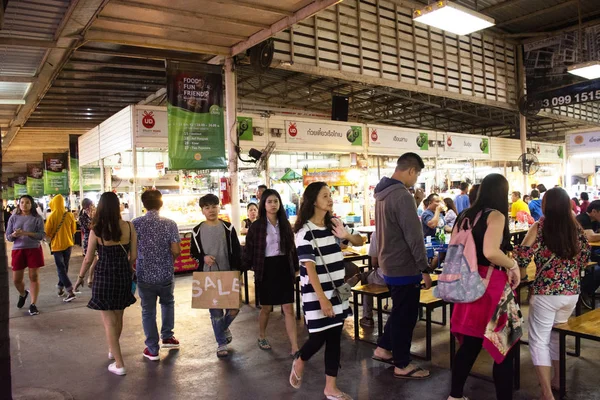 Тайцы и иностранные путешественники гуляют выбор пищи и сидя — стоковое фото
