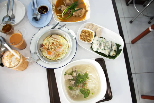 Eten set van ontbijt Thaise en Vietnamese stijl bij Local restaur — Stockfoto