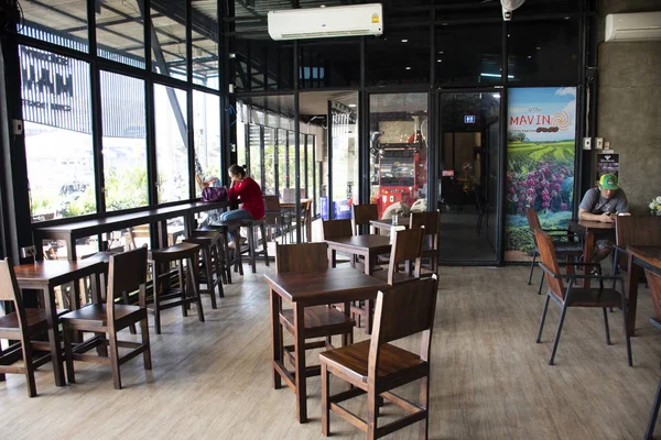 Empleado tailandés hizo bebidas frías y calientes en la cafetería local para — Foto de Stock