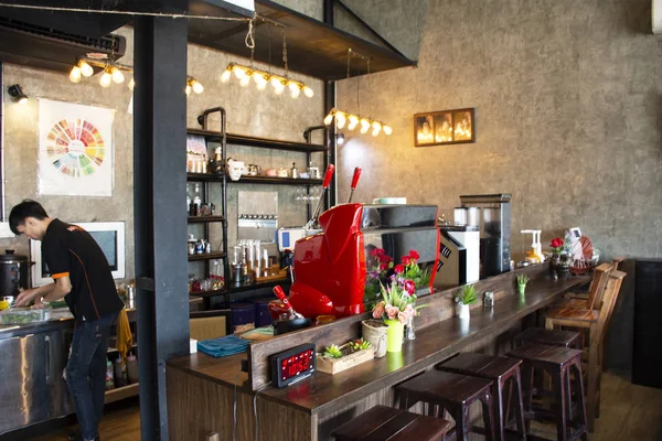 Thai employee made hot and cold drinks in local coffee shop for — Stock Photo, Image