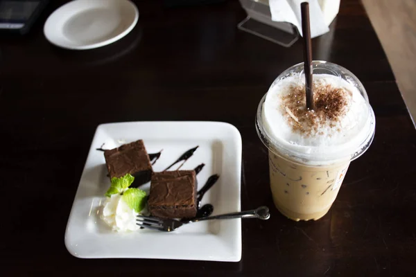 Café frío capuchino con postre dulce snack pastel de brownie en —  Fotos de Stock