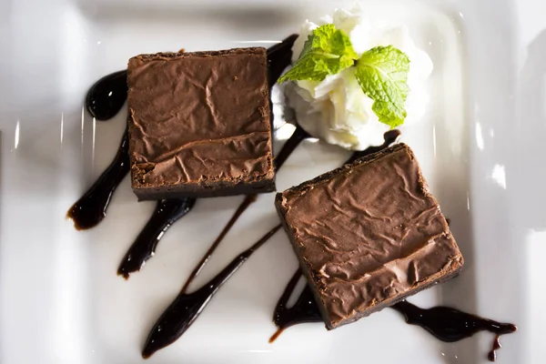 Dulce postre snack pastel de brownie en el plato en la cafetería local f — Foto de Stock