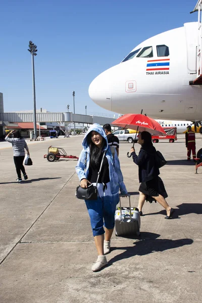 Thai women people and foreinger travelers walking on runway afte — Stock Photo, Image