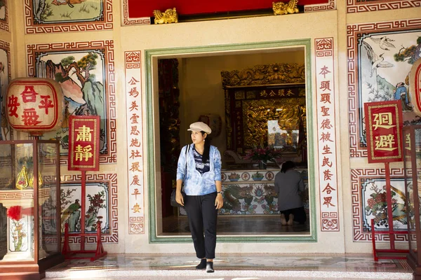 Mujeres tailandesas visitan respeto rezan en el templo chino de San Chao Pu Ya — Foto de Stock