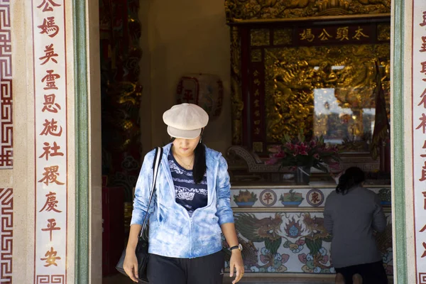 Mujeres tailandesas visitan respeto rezan en el templo chino de San Chao Pu Ya — Foto de Stock