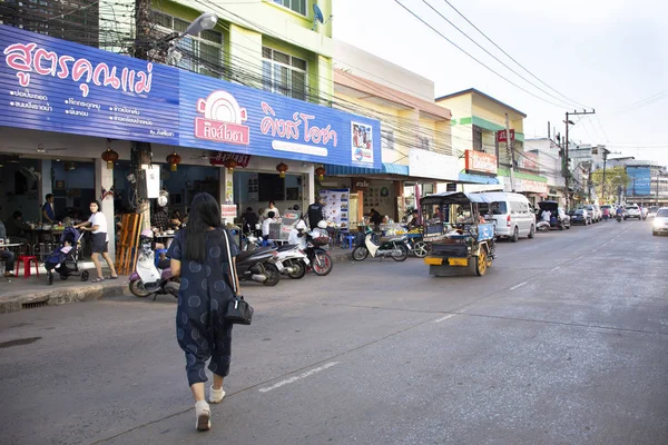 Thaise mensen en buitenlander reizigers gaan naar ontbijt eten in Lo — Stockfoto