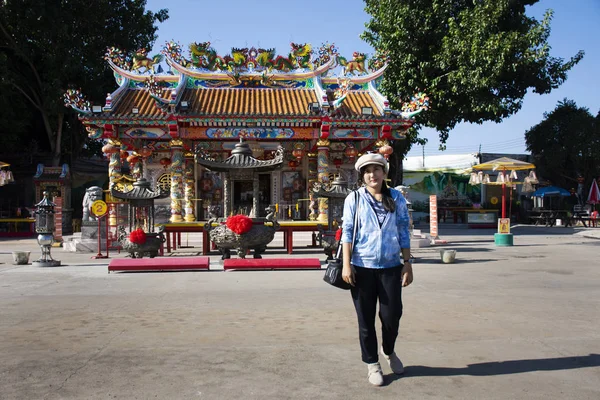 Mujeres tailandesas visitan respeto rezan en el templo chino de San Chao Pu Ya — Foto de Stock