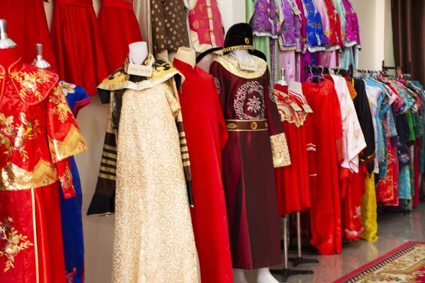 Chinese Retro Kleding kostuum winkel voor reizigers die mensen huren en — Stockfoto