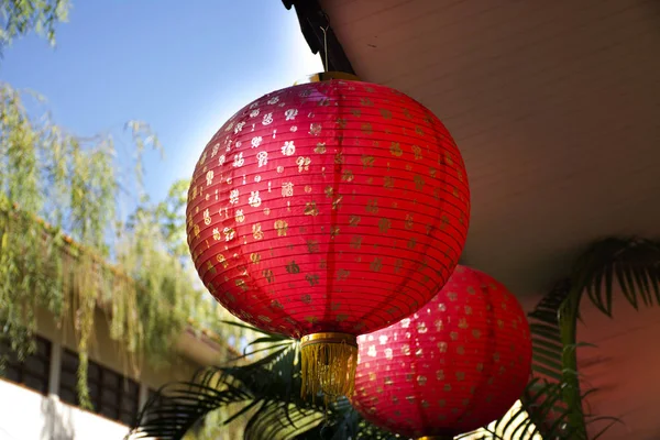 Дизайн украшения и лампы китайский стиль на крыше в саду — стоковое фото
