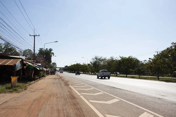 Los tailandeses que conducen coches en la carretera van a Wat Pa Kham Chanod i — Foto de Stock