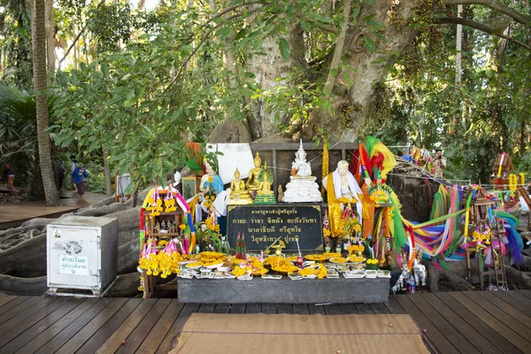 Le peuple thaïlandais et les voyageurs étrangers visitent et respectent prayi — Photo