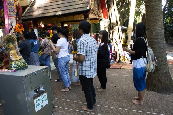 Тайцы и иностранные путешественники путешествуют посетить и уважать Prayi — стоковое фото