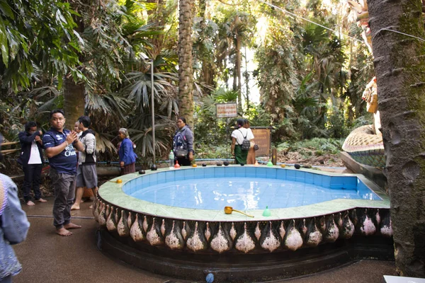 Kolam air suci untuk orang thai dan wisatawan asing menggunakan dan ea — Stok Foto